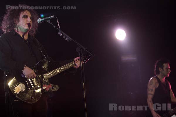 THE CURE - 2008-03-12 - PARIS - Bercy - Robert James Smith - Simon Jonathon Gallup